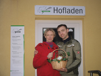 Simone Möller auf Rinderweide